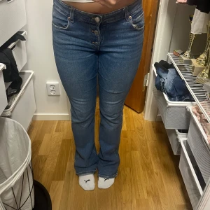 Jeans - Ett par jätte fina jeans från Gina med knappar💕jeansen är lite slitna längst ner vid hälen men annars vi väldigt bra skick💕storlek 164 men passar mig som vanligtvis har 36