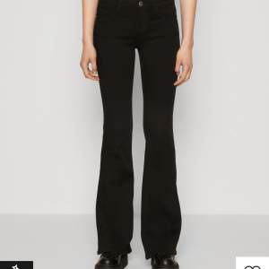 Säljer mina jeans ifrån only, oanvända, då jeansen var en aning för kort för mig! Orginalpris 480kr, hör av er vid frågor❣️ 