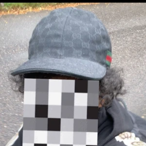 Svart gucci keps - Gucci keps äkta har pngrat att jag har köpt den vill ej ha den längre pris kan diskuteras vid snabb affär