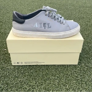 Axel arigato - Säljer mina tvär feta Axel aroigatos skor pägrund av att dom var för små, storlek 44/45, lädan inkluderar men har nägra skador här av er vid funderingar och priset är inte hugget i sten vid snabb affär!