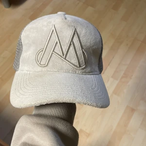 Ljus grå maggiore keps - Köpte den men använder den aldrig längre, inte riktig min stil. Knappt använd, snygg färg och inga skador