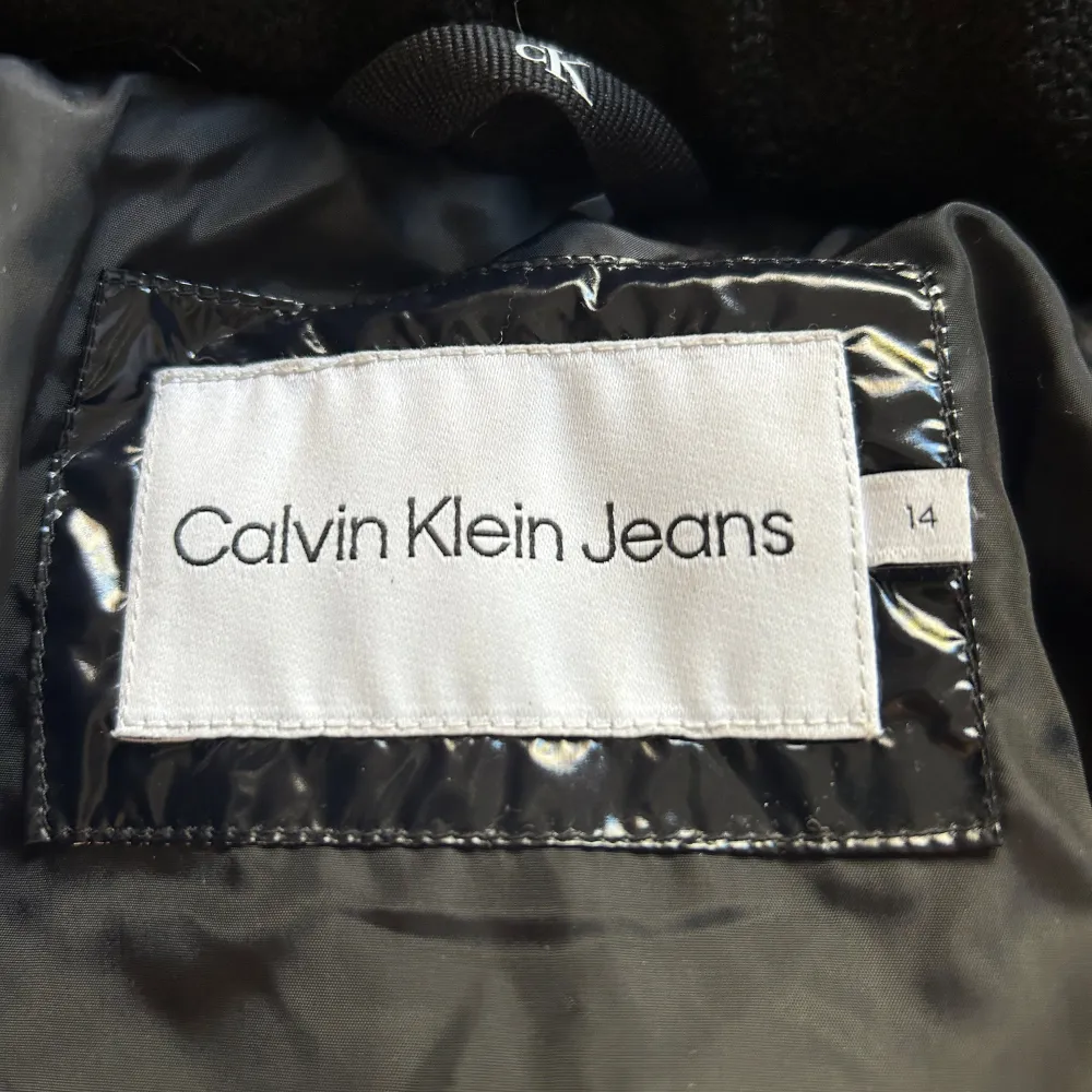 Säljer min trendiga Calvin Klein jacka då den inte kommer till andväning💗 använt fåtal gånger så den är som ny❤️. Jackor.