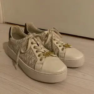 Jag säljer min Michael Kors skor då dom inte kommer till användning, har knappast använt dom. Dom är beiga/ off white och den brun på hälen. Där framme har dom slitits lite men det är något man inte märker av knappast.