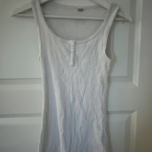 Vit linne med knapp - Jätte gulligt vit linne med knapp❤️ kommer inte till användning men super bra skick!