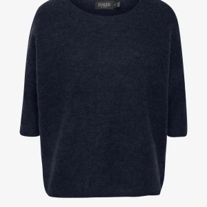 Stickad kortärmad tröja - Säljer för att jag inte har användning för den längre, jätte bra skick och den är helt slutsåld på zalando❤️märket heter soaked in luxury och nypris är 700kr. mer frågor skriv privat🥰