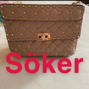 SÖKER VALENTINO VÄSKA - Söker denna modell av valentino väska i storleken medium, helst i någon av dessa färger men är även öppen för andra färger. Kvitto eller äkthetsbevis uppskattas om det finns. Hör gärna av dig om du kan tänka dig att sälja💕