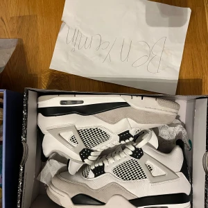 Jordan 4 military black  - WTS/WTDS Cond: 9.5/10 Bin: 2999kr Storlek 42.5 Us 9 Kan mötas Stockholm eller fraktas.  Kvitto finns Kan göra legit check om önskas