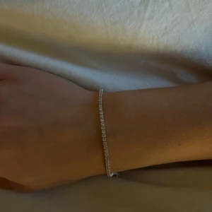 Glitter armband - Ett fint diamant armband från glitter. Använd några få gånger. Ordinarie pris 399, säljs för 200. Dm för fler bilder 