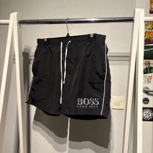 Hugo boss badshorts  - Säljer ett par badbyxor Hugo boss som inte används längre pga för små 
