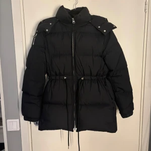 Vinterjacka - Säljer min superfina vinterjacka med justerbar midja från Arket❄️ Supervarm och skön en riktigt kall vinterdag!☃️🌨️😍