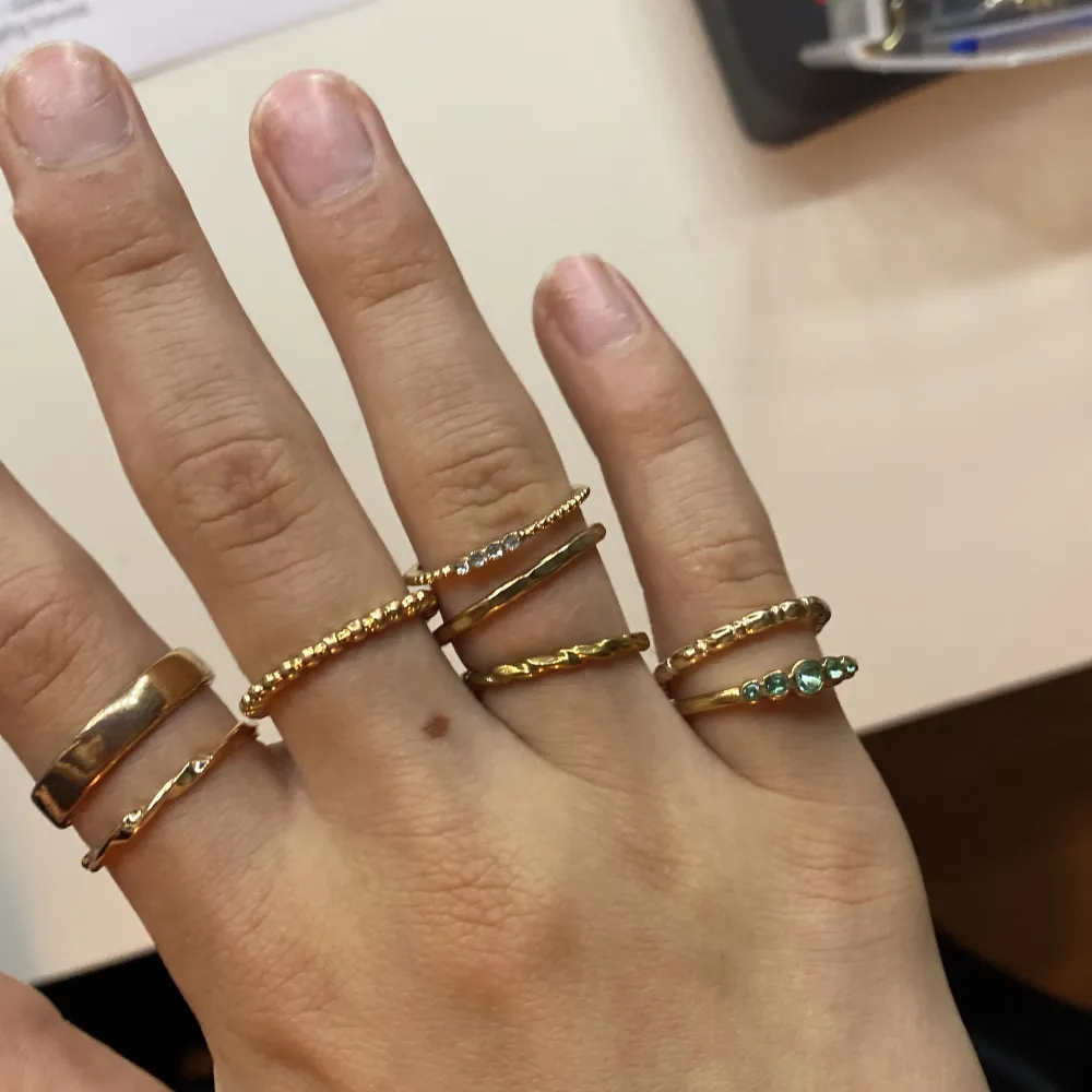 Alla guld ringar, vissa kan vara LITE missfärgade men inte så att det syns dirket. Jag vet tyvärr inte vilken strl det är 1 ring - 10 kr  Alla tillsammans - 50kr. Accessoarer.