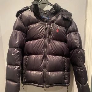 Ralph Lauren vinterjacka - Säljer nu en riktigt fet svart Ralph Lauren vinterjacka  Storlek M  Använd 2 vintrar och bra skick  Pris diskuterbart 