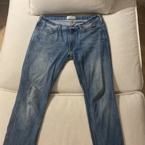 Acne jeans - Super snygga acne jeans perfekta nu till hösten! Köpta i NK för ca 2800 o mitt pris 450! Storleken är W32 L32 och jeansen är i super bra skick utan några defekter alls o det är bara skriva för fler frågor och priset är inte hugget i sten!