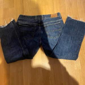 Tja! Säljer nu mina Tommy Hilfiger jeans som är storlek W36 (passar som W33) L34 (passar som L30)! Skicket är mycket bra, inga defekter 🙌🏼 priset ät inte hugget i sten så det är bara att höra av sig vid frågor eller funderingar ✅