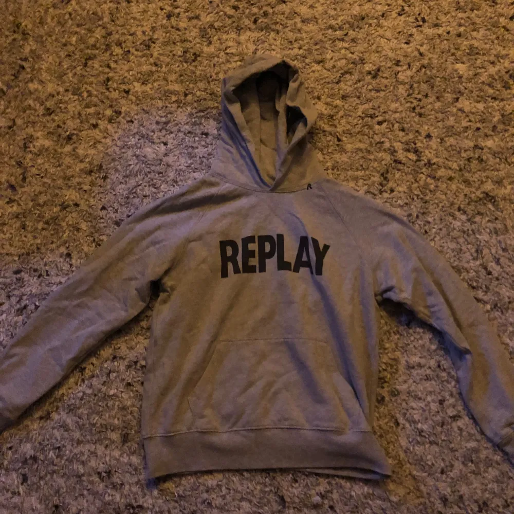 Säljer min replay tröja. Knappt använd. Hoodies.