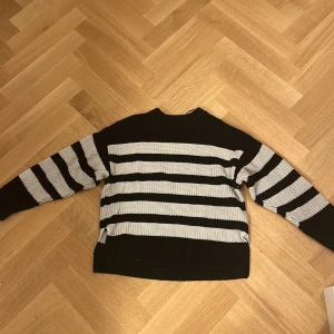 En randig tröja🤍🖤 - En vit och svart randig tröja från Gina tricot. Lite missfärgat men är i bra skick, storlek 130/140🖤🤍