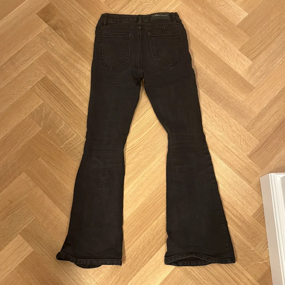 Ett par svarta boot cut jeans från Lindex, använt några gånger men är i bra skick🩷 storlek 146 . Jeans & Byxor.