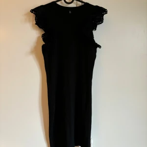 Ny festklänning  - Ny och oanvänd festklänning från Only.