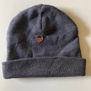 Busnel mössa - Oanvänd Busnel mössa. One size. 