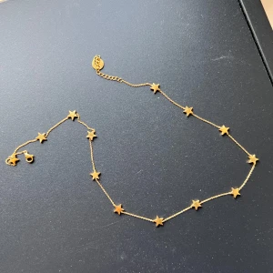 Halsband  - Fint halsband med stjärnor som aldrig är andvänt! 