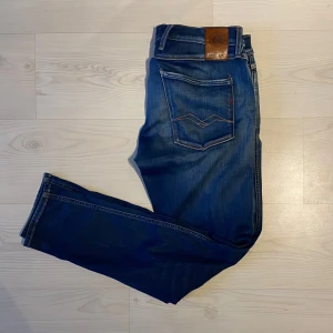REPLAY JEANS - Replay i den populära slim fit modellen anbass | Storlek: 31/32 med stretch- Skicket är bra med slitna knän - Mitt pris: 349- Nypris: Ca 1600   Hör gärna av dig om du har några frågor.//AU_Archive
