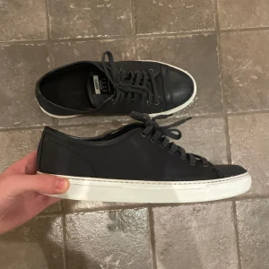 Arigato skor - Tja! Säljer mina Axel Arigato skor som liknar Lanvins väldigt mycket. Det finns en liten defekt fram på höger sko men annars bra skick. Hör av dig vid minsta fundering.