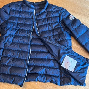 Säljer min Moncler jacka❤️ - Super fin Moncler jacka som tyvärr är för liten för mig  OBS ganska liten i storleken❤️