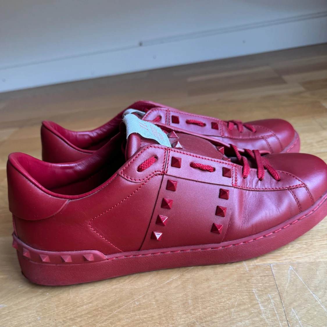 Valentino Garavani röda sneakers - 90