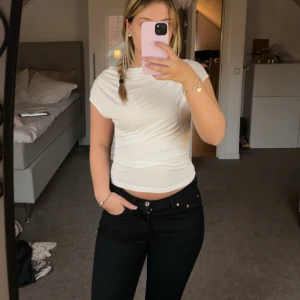 Vit topp - Säljer denna jättesköna och fina tröjan!