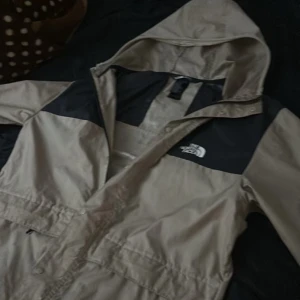 North Face Jacka - North face jacka beige, storlek M. skick 10/10