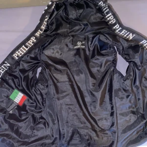Philipp plein väst - Tjena, säljer en tvär fet philipp plein väst. Anledningen till att jag säljer den är för den är för stor för mig. Köpte den i Italien i enmärkesbutik för 7500.Max använd 20gånger. Priset är inte hugget i sten vid snabb och problemfri köpare