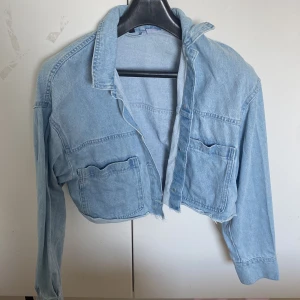 Jacka - Säljer denna jeansjacka i storlek XS. Har sällan använt den. Skriv till mig om du är intresserad av denna.