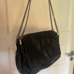 ZARA väska - Jättefin väska från ZARA! Tappat ena knappen så går ej att knäppa men inget man ser såklart!