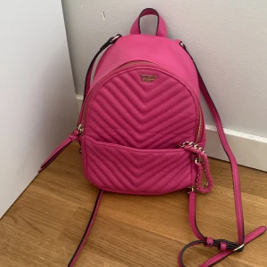 Väska - Denna väska är i bra skick och sällan använd. Priser kan diskuteras. 