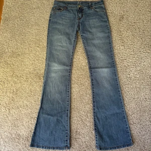 Lågmidjade jeans  - Lågmidjade jeans med super fina detaljer från ”one tuff babe”. Midjemått rakt av: 39 cm. Innerbenslängd: 79cm. Priset kan diskuteras vid snabb affär⭐️