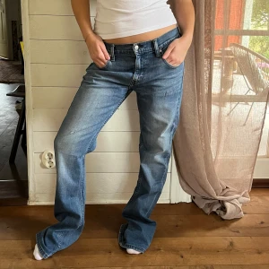 Levis jeans - Midjemått(rätt över): 41 cm Innerbenslängd: 84 cm Modellen är: 168 cm  Skriv om ni har några frågor💗//Perfectjeans