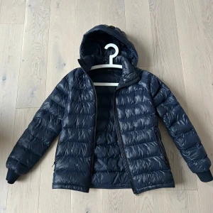 Peak performance jacka - Säljer då min vinter jacka för jag ska köpa en ny den är använd 1 vinter och råka gå in i en buske så ett litet hål men lagat precis bredvid fickan syns knappt komma på första bilden , skriv om vid frågor osv !😃🧥kan gå ner pris vid snabb affär!