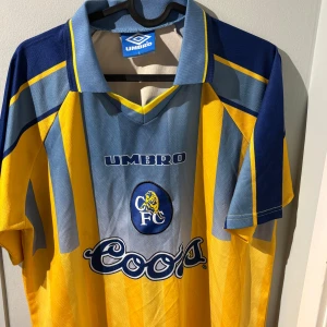 Chelsea fotbollströja 1996/97 Gianfranco Zola - En riktigt fet fotbollströja från Chelseas säsong 1996/97 med Gianfranco Zola på ryggen.