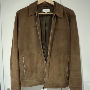 Mocka jacka från Reiss  - Brun mockajacka i storlek XS från Reiss.  Mycket bra skicka och lite använd.