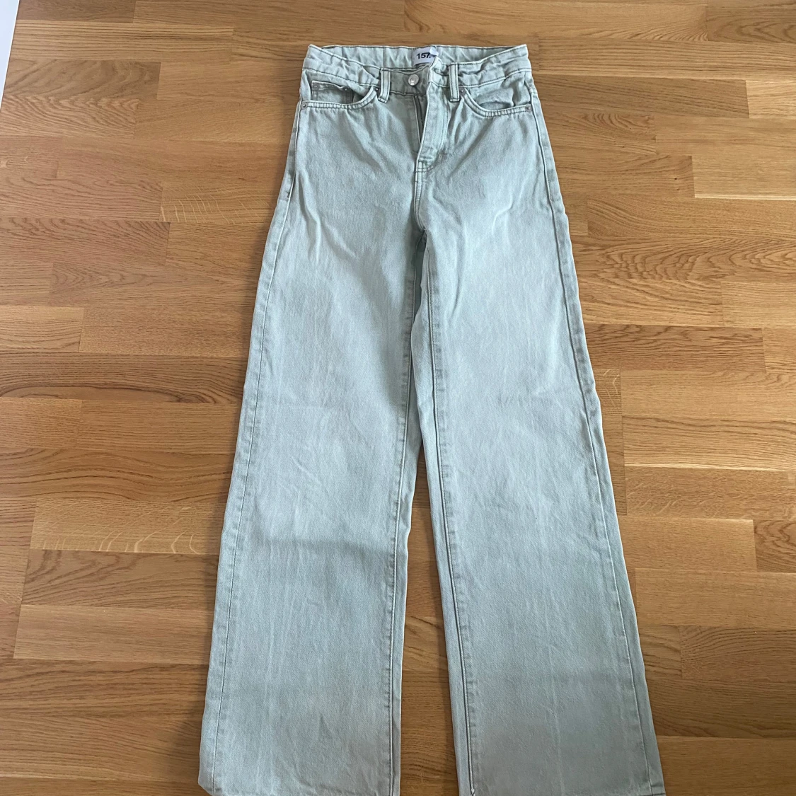 Ljusgrågröna jeans 
