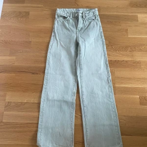 Ljusgrågröna jeans  - Högmidjade vida jeans i en jättefin ljusgrågröna färg från lager 157! Säljer då de har blivit för små för mig tyvärr 💕de är använda många gånger men är fortfarande i väldigt bra skick. Pris kan diskuteras, hör av dig om du har frågor🫶🏻✨💗