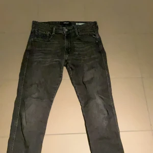 Replay Anbass - Säljer dessa tvärfeta och sjult efterfrågade Replay Anbass jeansen. Jeansen har en sjukt najs grå/svart aktig färg med en fett najs tvätt. Extremt bra skick. Typ alldrig använda. Storlek W 31 L 32, men passar möjligtvis lite mindre. Pris: 699 Kr❗️