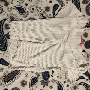 Vit t-shirt - En vit t-shirt med lite ”mönster” Jätte bekväm och bra skick. Inte mycket använd