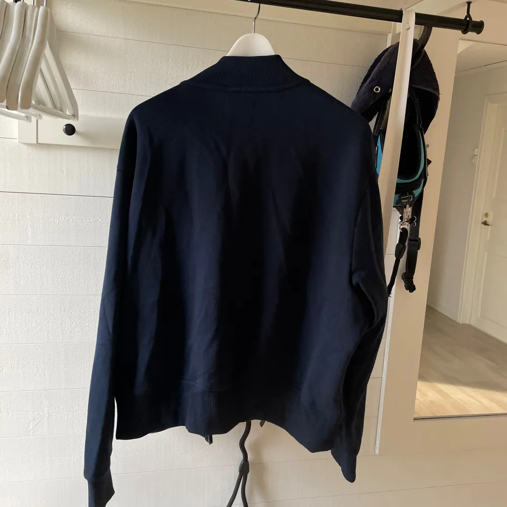 Helt ny knappt testad. Sweatshirt/ zipper. Inga defekter. Stl herr M. Säljer då den inte är min stil. Köpt juli förra året. . Tröjor & Koftor.