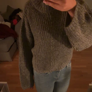 Fin stickad tröja  - Fin stickad tröja med prislappen kvar. Aldrig använd. Lite kortare i modell och lös passform. 