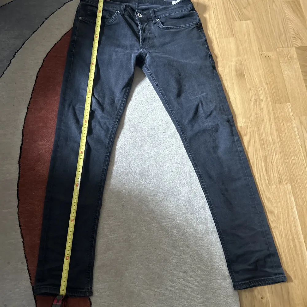 Dondup Jeans | Säljer nu dessa fett snygga dondup jeans - Storlek 34 men sitter som 31, längd 100, midja 40 - skick 9/10 - nypris 3500kr - mitt pris 800kr.. Jeans & Byxor.