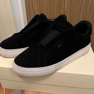 Axel arigato clean 360 laceless  - Säljer detta par Axel arigato clean 360 laceless i storlek 42 då de inte kommer till användning. De är skötta väl och har inga skador. Priset går och diskutera vid snabb affär. Skriv för fler bilder! 