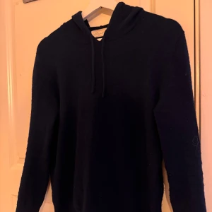 Kashmir hoodie  - En riktigt snygg Kashmir hoodie ifrån Sayless. Det är storlek XS och en väldigt skön tröja. Skriv vid minsta fundering!