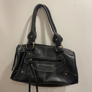 Svart väska  - Svart vintage-väska. Ganska korta band så funkar bättre att styla genom att hålla den💞