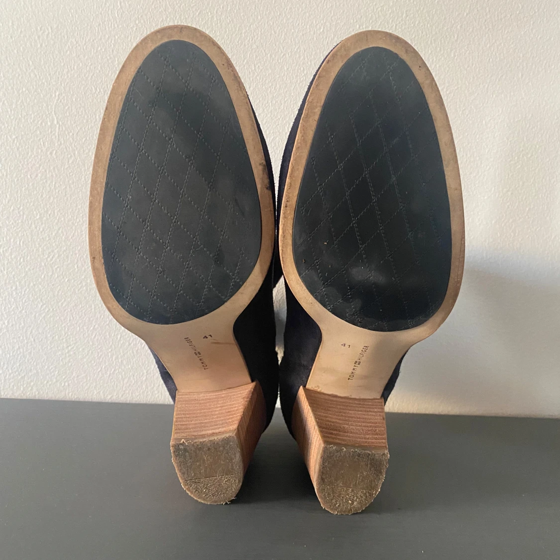 Mörkblåa mocka boots med klack i strl 41 från Tommy Hilfiger. - 91